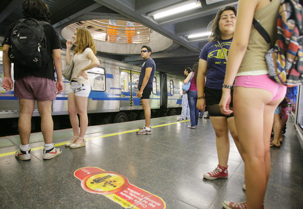 Sin pantalones en el Metro | Emol Fotos