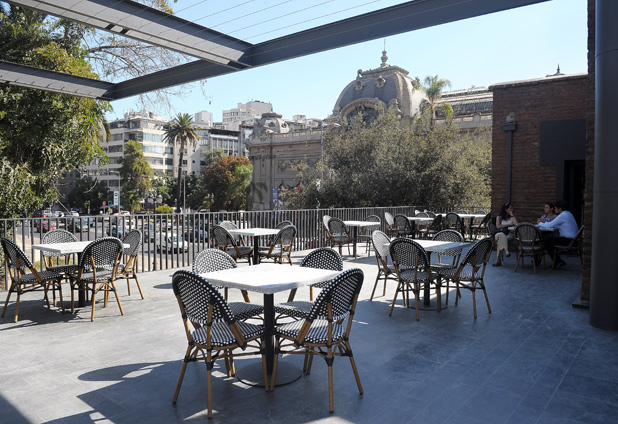 Nuevo cafe en castillo frente al Museo de Bellas Artes | Emol Fotos