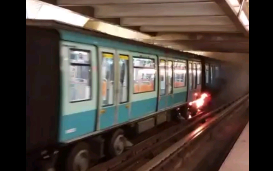 Vagón de metro ingresa a estación con fuego en sus ruedas | Emol Fotos
