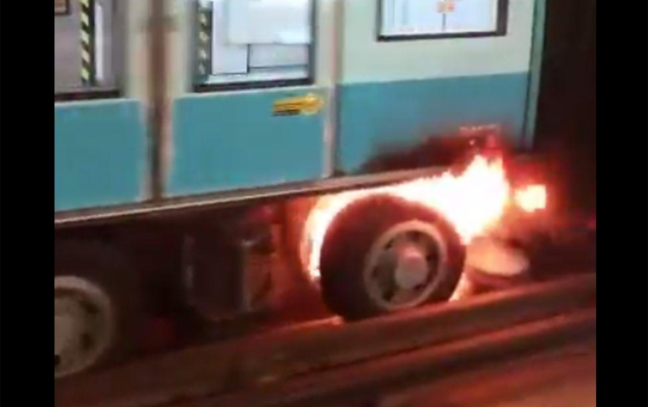Vagón de metro ingresa a estación con fuego en sus ruedas | Emol Fotos